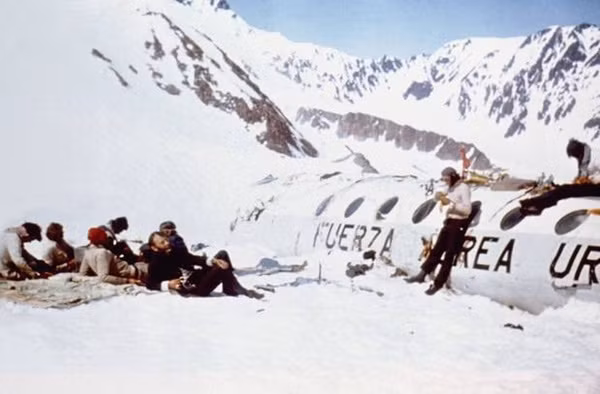 Các cầu thủ bóng bầu dục đứng gần thân máy bay F-227 vào tháng 12/1972.