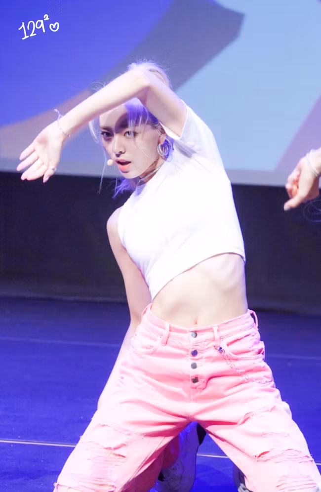 Nữ thần tượng Kpop 15 tuổi gây sốc khi gầy đến mức để lộ xương sườn lúc biểu diễn - Ảnh 2.