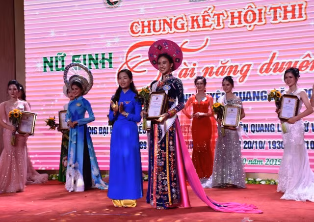  Đào Phương Quỳnh - Đoàn trường PTDT Nội trú THPT Tỉnh Tuyên Quang trở thành hoa khôi.