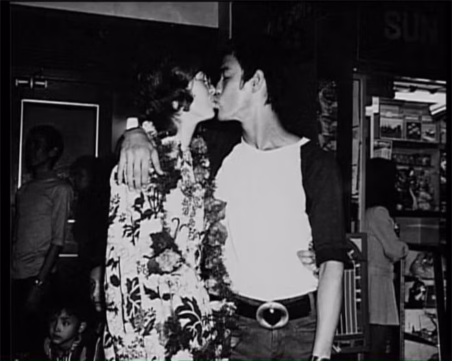 bat mi chuyen tinh cua ly tieu long voi co gai tay toc vang hinh anh 3