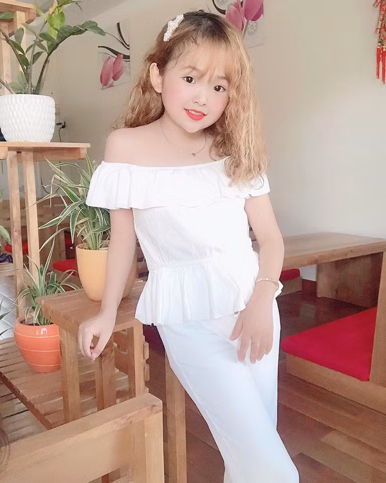 Nhan sắc xinh đẹp, ngoại hình đáng yêu của cô gái tí hon.