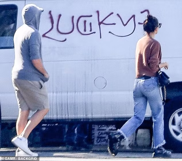 leonardo dicaprio "phat tuong" ro ret, mot minh ra pho an trua o my hinh 5