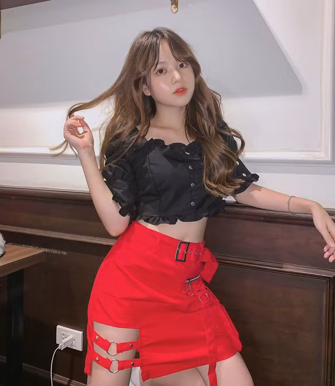 Những đồn đoán bắt đầu khi dân mạng nhìn thấy cả hai cùng xuất hiện và ngồi cạnh trong bữa tiệc sinh nhật một người bạn của nam cầu thủ qua đoạn livestream trên Facebook.