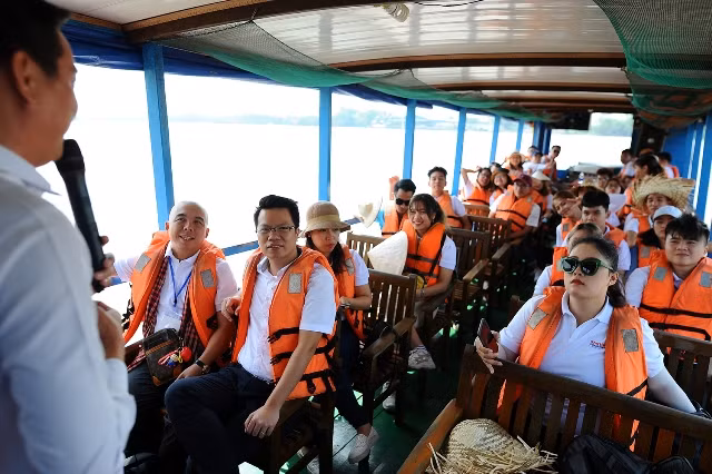 Trải nghiệm tour du lịch cộng đồng tại khu du lịch Cồn Phụng tỉnh Bến Tre. Trải nghiệm tour du lịch cộng đồng tại khu du lịch Cồn Phụng tỉnh Bến Tre.