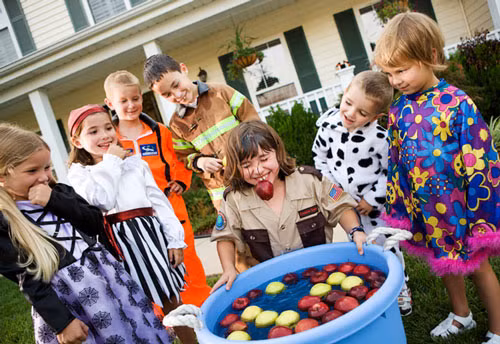 Một trò chơi phổ biến là dunking, hay còn gọi là apple bobbing, trong đó, có những quả táo nổi trong bồn tắm hoặc chậu nước lớn và những người tham gia phải sử dụng răng của họ để gắp 1 quả táo. Một biến thể của dunking liên quan đến quỳ trên một chiếc ghế, giữ một cái dĩa (nĩa) giữa hai hàm răng và cố gắng để thả chúng vào một quả táo. Một trò chơi phổ biến là dunking, hay còn gọi là apple bobbing, trong đó, có những quả táo nổi trong bồn tắm hoặc chậu nước lớn và những người tham gia phải sử dụng răng của họ để gắp 1 quả táo. Một biến thể của dunking liên quan đến quỳ trên một chiếc ghế, giữ một cái dĩa (nĩa) giữa hai hàm răng và cố gắng để thả chúng vào một quả táo.