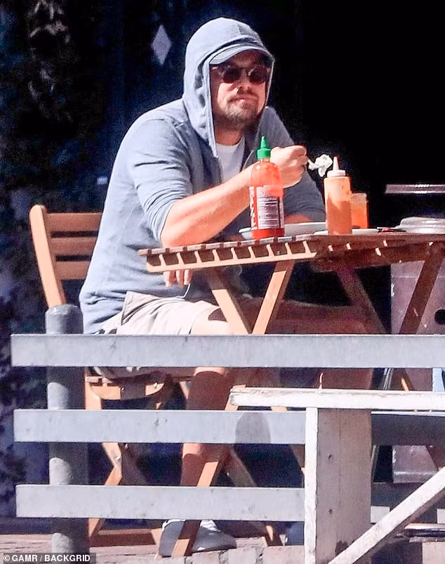 leonardo dicaprio "phat tuong" ro ret, mot minh ra pho an trua o my hinh 1