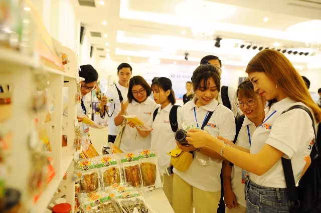 Các sản phẩm truyền thống tại các làng nghề luôn thu hút các bạn trẻ tìm hiểu, sáng tạo ra những ý tưởng khởi nghiệp của riêng mình. Các sản phẩm truyền thống tại các làng nghề luôn thu hút các bạn trẻ tìm hiểu, sáng tạo ra những ý tưởng khởi nghiệp của riêng mình.