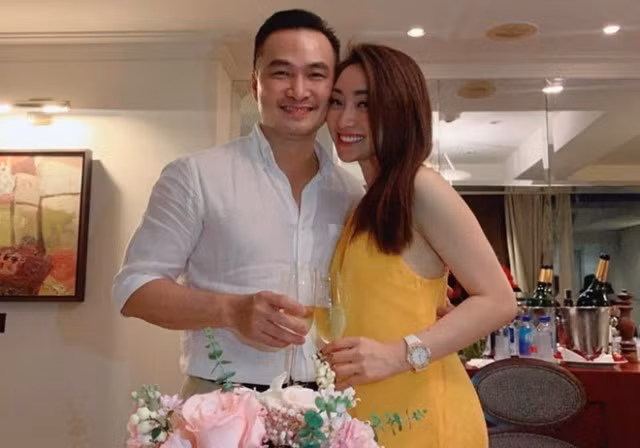 Chi Bảo tình tứ bên bạn gái mới.