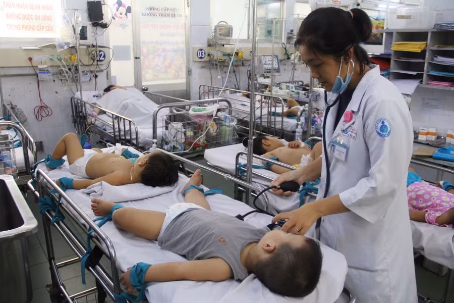 Sức khỏe - Vì sao trẻ mắc bệnh tay chân miệng lại bị trói vào thành giường?
