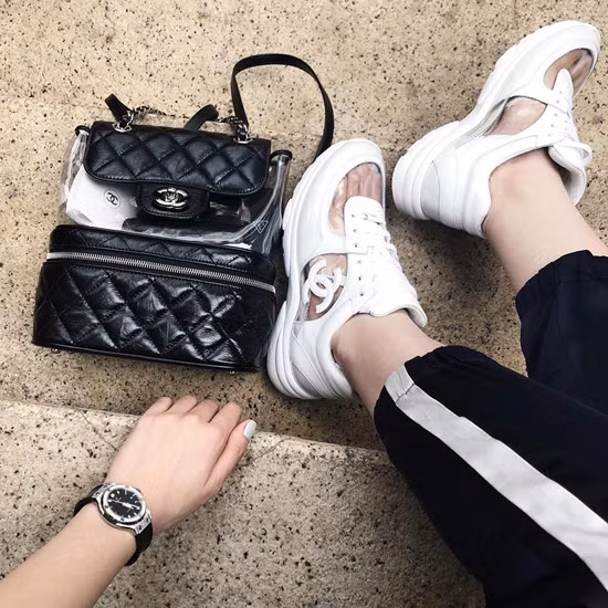 Kỳ Duyên thể hiện sự sành điệu khi mix cả cặp sản phẩm Chanel gồm ba lô da phối nhựa trong và giầy thể thao màu tương phản. Kỳ Duyên thể hiện sự sành điệu khi mix cả cặp sản phẩmChanel gồm ba lô da phối nhựa trong và giầy thể thao màu tương phản.