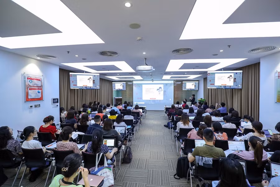 Hơn 90 lãnh đạo và cán bộ y tế đã tham gia buổi tập huấn Phần mềm dinh dưỡng cho mẹ và bé của Bộ y tế tổ chức.