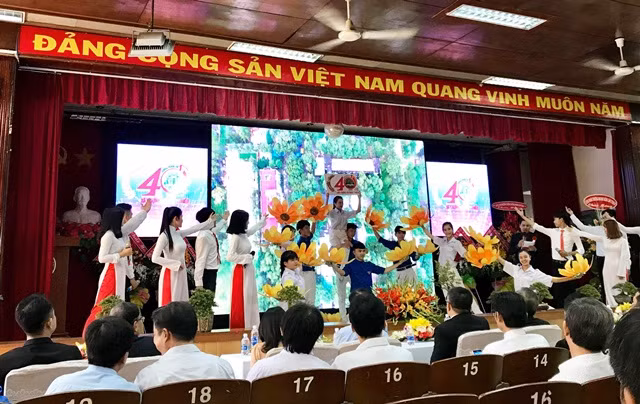 Một tiết mục văn nghệ tại lễ kỉ niệm 40 năm thành lập Khoa Kinh tế