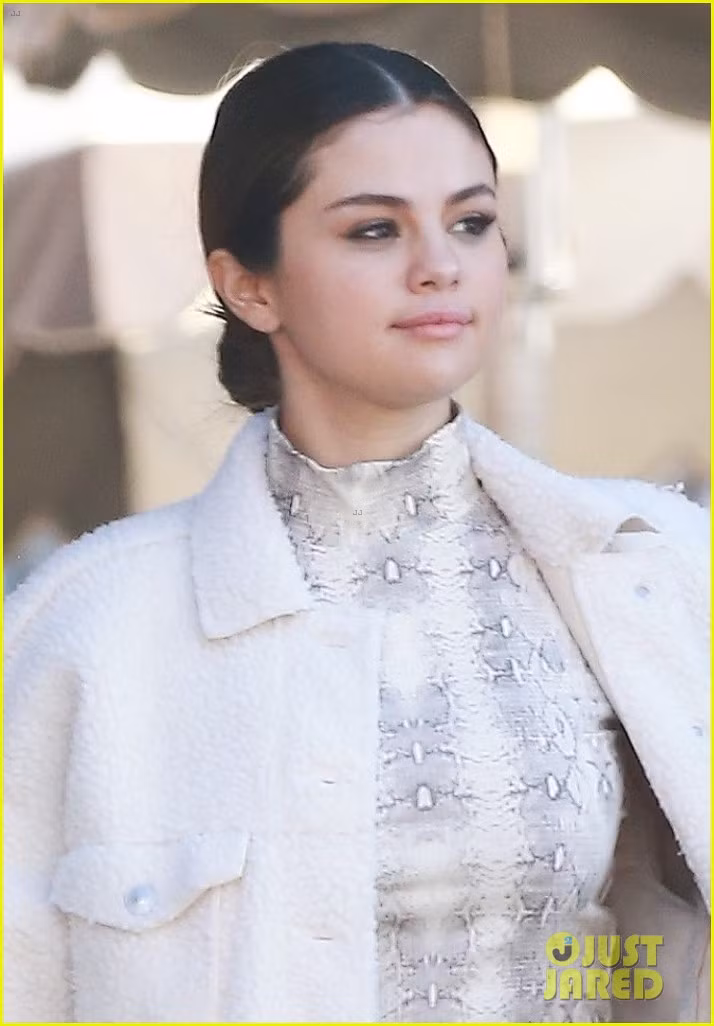 selena gomez ngay cang tron tria va xinh dep hinh 5