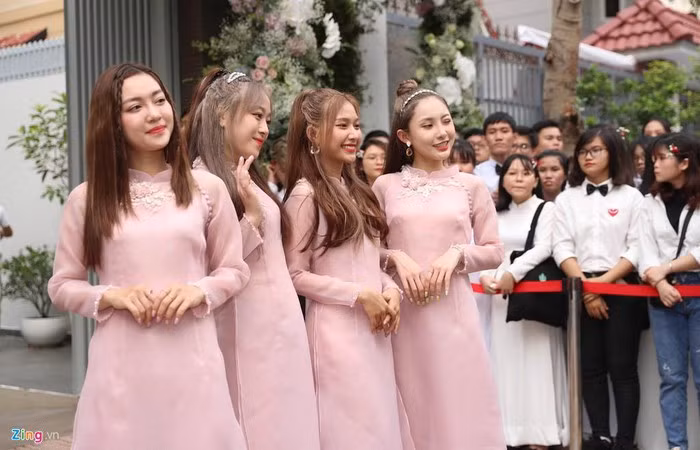 Khổng Tú Quỳnh nổi bật trong dàn phù dâu lễ ăn hỏi Đông Nhi - Ông Cao Thắng ảnh 1