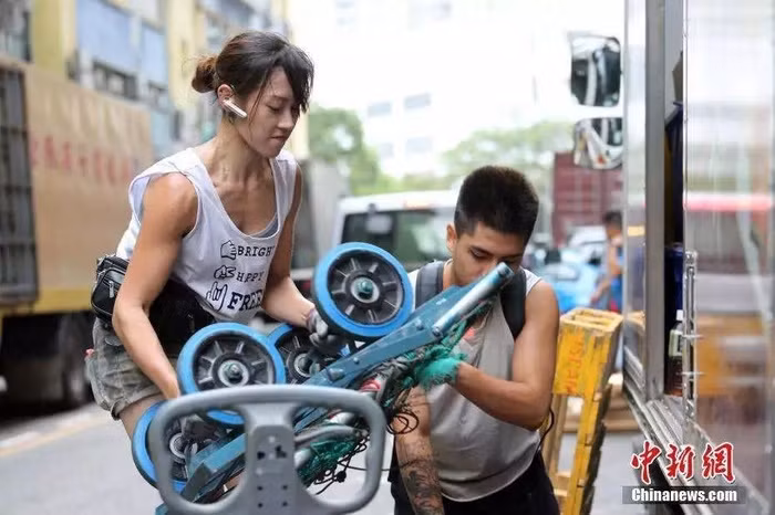 Hiện tại, cô vẫn duy trì công việc bên các bao hàng