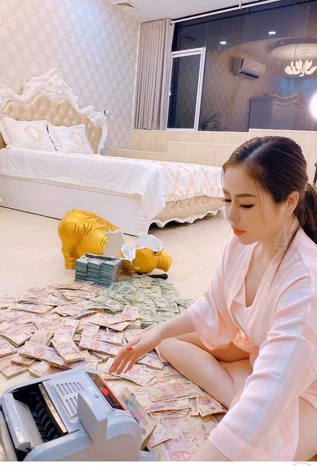 Gái xinh đập lợn tiết kiệm 11 tháng được 2,8 tỷ, tiết lộ sau đó mới bất ngờ ảnh 3 Đập lợn tiết kiệm 11 tháng được 2,8 tỷ, gái xinh khẳng định chẳng đáng là bao nhưng người xem tìm ra điểm sai-4