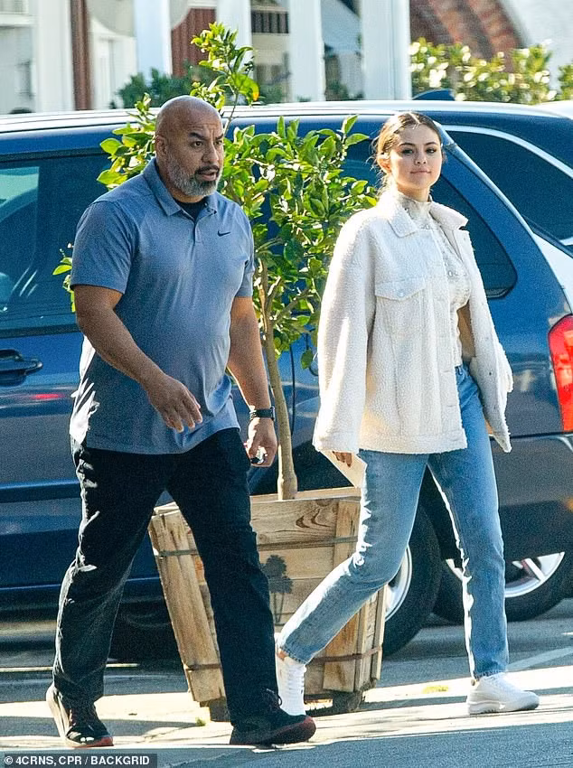 selena gomez ngay cang tron tria va xinh dep hinh 6