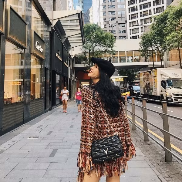 Hotgirl sinh năm 1997 còn là một tay chơi hàng hiệu thứ thiệt với vô số món đồ đắt đỏ, một trong số đó là chiếc túi màu đen đến từ thương hiệu Louis Vuitton trị giá gần 100 triệu VND.