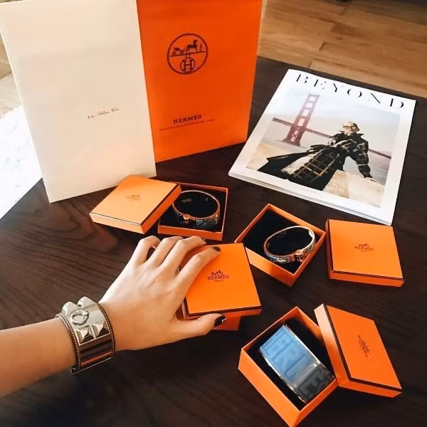Sắm một lúc tận 4 chiếc vòng tay của Hermes.&nbsp;Châu Bùi cũng từng cho biết đây là thành quả cô nàng tự thưởng cho mình nhờ số tiền do chính mình tự làm ra, không cần dựa dẫm vào một ai.