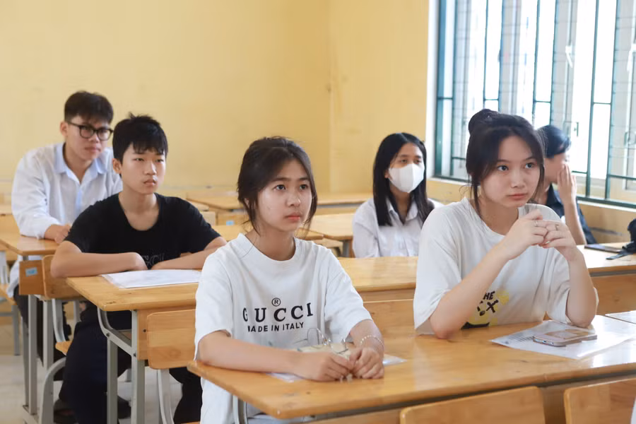 Các thí sinh lắng nghe cán bộ giám thị phổ biến quy chế thi.