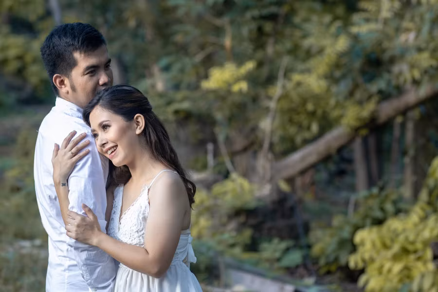 Đôi khi chỉ là những cái ôm, vỗ nhẹ vào lưng và những cái chạm nhẹ vào cánh tay, tất cả đều có thể là những cách để thể hiện sự phấn khích, quan tâm và yêu thương. (Ảnh: ITN).
