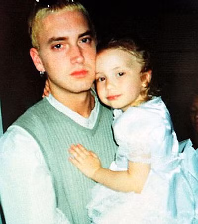 Theo Eminem, con gái là nguồn cảm hứng cho các sáng tác nổi tiếng của anh như "My Dad"s Gone Crazy", "Mockingbird", "When I"m Gone", "Beautiful", "Hailie"s Song". con-gai-xinh-nhu-hoa-hau-cua-eminem-1
