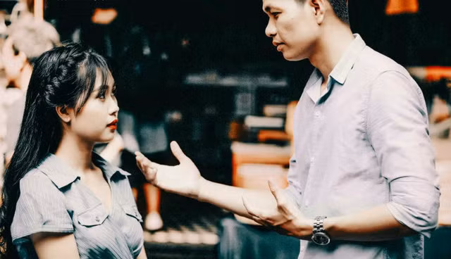 Đôi lúc tôi thấy tình yêu như một cơn say, khi ngắn ngủi như một cơn cảm nắng rồi chợt bừng tỉnh giấc. Có khi kéo dài bất tận và người trong cuộc muốn mình không bao giờ tỉnh lại.