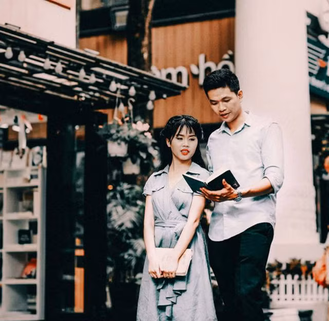 Và tôi hiểu đó không đơn thuần chỉ là ước muốn nông nổi của tuổi trẻ mơ mộng hay ảo giác điên rồ của một đêm say. Đối với tôi, đó lại là tình yêu tôi muốn ôm ấp cả cuộc đời.