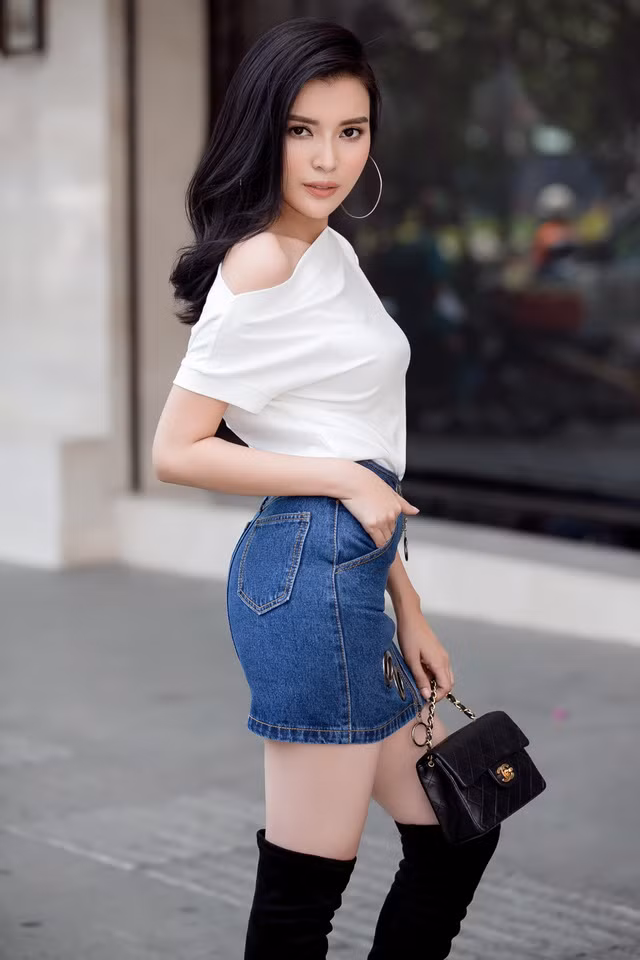 “Người đẹp Tây Đô” 9x phá cách với quần jeans cá tính ảnh 6 Vẫn là những trang phục cũ nhưng người đẹp 9X đi boot quá gối, đeo bông tai to và xách túi.