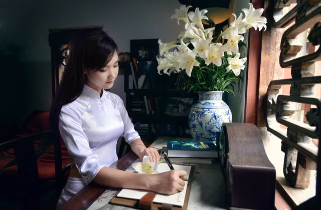 Thiếu nữ Hà thành duyên dáng bên sắc hoa loa kèn đầu mùa ảnh 18