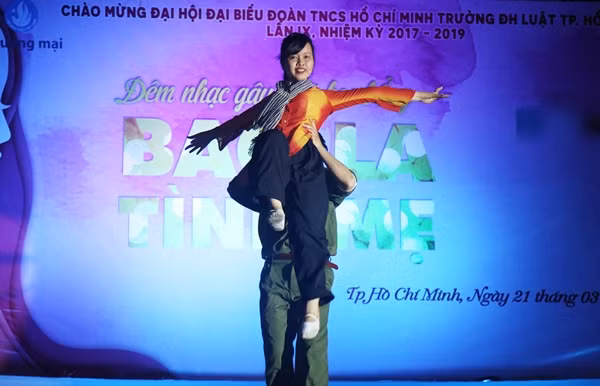 duc-phuc-giam-can-kho-nhan-ra-tai-dem-nhac-sinh-vien-5