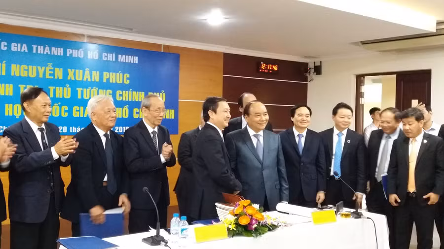 Thủ tướng Nguyễn Xuân Phúc làm việc với Ban Giám đốc Đại học Quốc gia TPHCM Thủ tướng Nguyễn Xuân Phúc làm việc với Ban Giám đốc Đại học Quốc gia TPHCM
