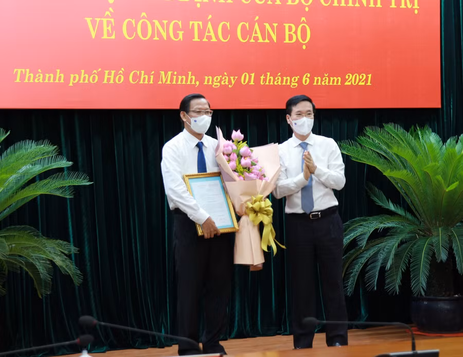 Ông Phan Văn Mãi (trái) trong ngày nhận quyết định điều động về làm Phó Bí thư thường trực Thành ủy TP Hồ Chí Minh từ ông Võ Văn Thưởng- Ủy viên Bộ Chính trị, Thường trực Ban Bí thư Trung ương Đảng
