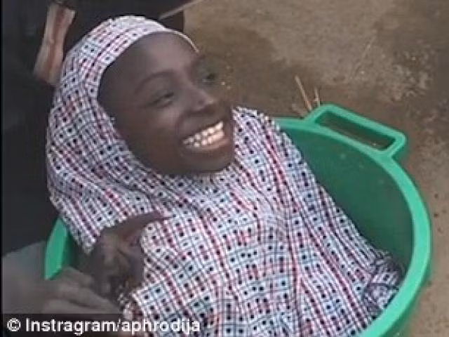 Cô gái Nigeria không tay chân sống trong chậu qua đời 