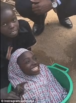 co gai nigeria khong tay chan song trong chau qua doi hinh anh 1