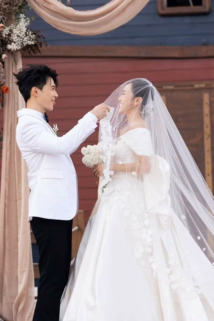 Anh Tú - Diệu Nhi trong lễ cưới.