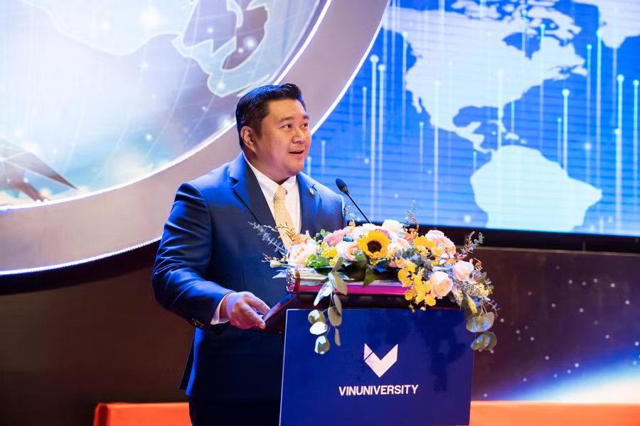 Ông Samuel Ang, Giám đốc khu vực châu Á tại QS hết sức ấn tượng về chất lượng và sự xuất sắc trong công tác dạy và học của VinUni chỉ sau hơn 2 năm hoạt động. Ông Samuel Ang, Giám đốc khu vực châu Á tại QS hết sức ấn tượng về chất lượng và sự xuất sắc trong công tác dạy và học của VinUni chỉ sau hơn 2 năm hoạt động.
