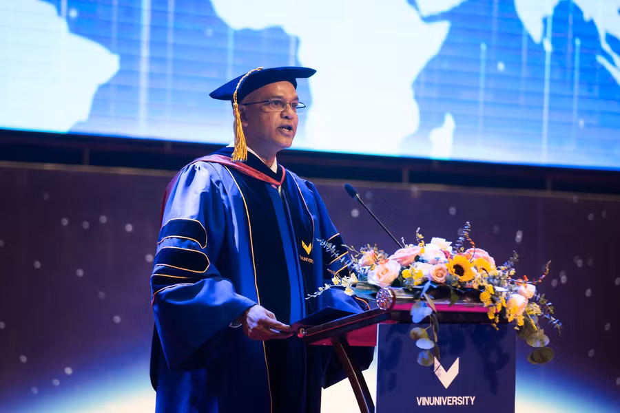 GS, TS Rohit Verma, Hiệu trưởng trường Đại học VinUni chia sẻ “Tôi thực sự tự hào về những nỗ lực không ngừng nghỉ và tinh thần “thép” của mỗi giảng viên, nhân viên và sinh viên tại VinUni”. GS, TS Rohit Verma, Hiệu trưởng trường Đại học VinUni chia sẻ “Tôi thực sự tự hào về những nỗ lực không ngừng nghỉ và tinh thần “thép” của mỗi giảng viên, nhân viên và sinh viên tại VinUni”.