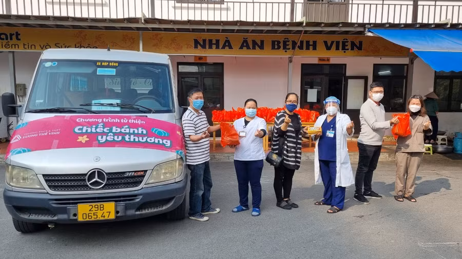 Chương trình từ thiện "Chiếc bánh yêu thương" tặng bánh chưng tại một số bệnh viện tại Hà Nội.