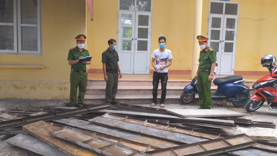 Công an thị trấn Tân Thanh lấy lời khai đối tượng Đức và các tang vật thu giữ. - ảnh CAHN.