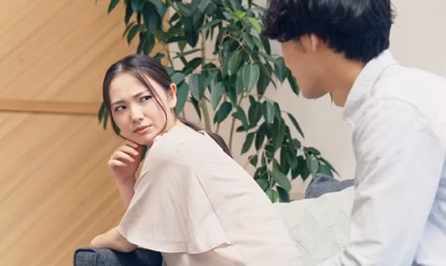 Việc nhìn chằm chằm quá lâu có thể khiến cô ấy khó chịu hoặc thậm chí cảm thấy sợ hãi. (Ảnh: ITN). Việc nhìn chằm chằm quá lâu có thể khiến cô ấy khó chịu hoặc thậm chí cảm thấy sợ hãi. (Ảnh: ITN).