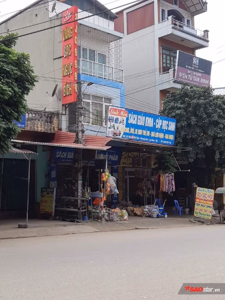Tiệm vàng Ngọc Bích giờ được vợ chồng người anh trai buôn bán, tấm biển vẫn giữ nguyên.