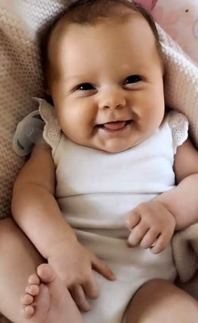 Con gái sơ sinh qua đời đột ngột chỉ sau một tiếng đồng hồ chụp ảnh với gia đình, người mẹ sợ hãi lên tiếng cảnh báo khi biết sự thật đằng sau - Ảnh 3.