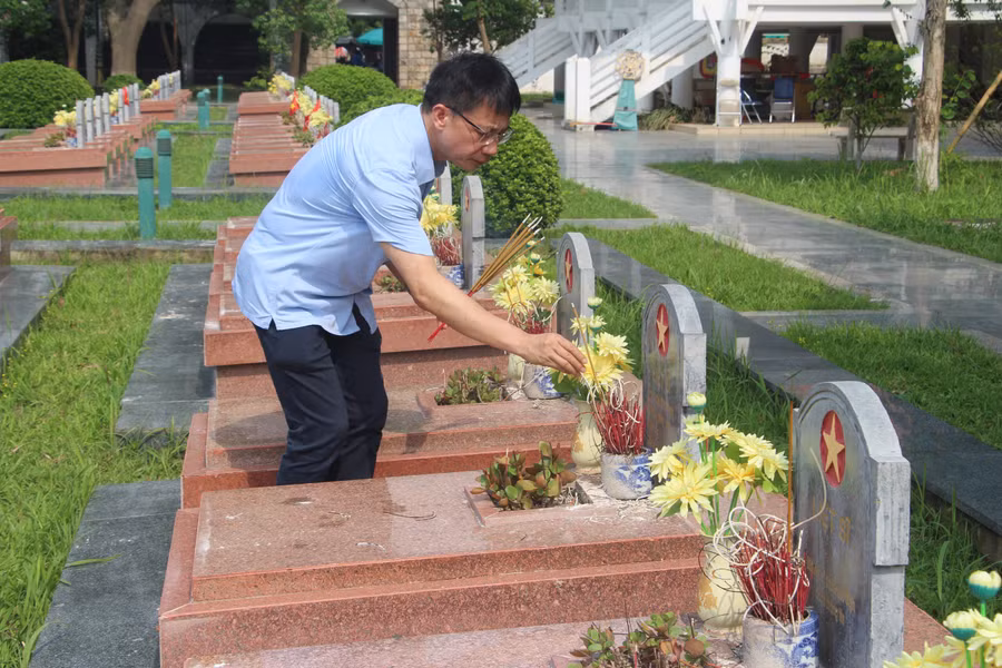 Ông Nguyễn Ngọc Ân thắp nhang tại các phần mộ anh hùng liệt sỹ tại Nghĩa trang A1.