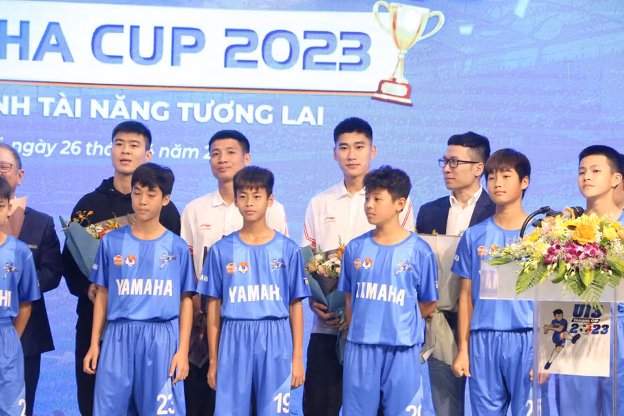 Các cầu thủ trẻ như Đỗ Duy Mạnh, Bùi Tiến Dũng, Nhâm Mạnh Dũng tới động viên và truyền lửa đam mê bóng đá tới các em thiếu niên.