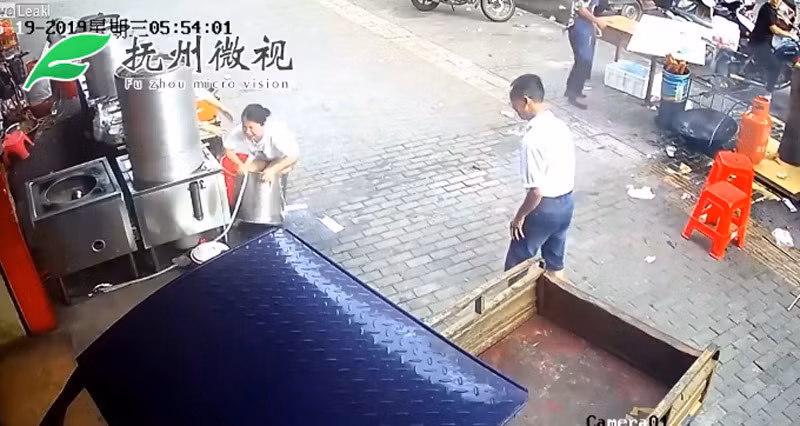 Bị dầu sôi đổ vào chân, người phụ nữ bán hàng vỉa hè nhanh trí làm một chuyện ảnh 2 Nhảy ngay vào thùng nước vì dầu sôi đổ vào chân