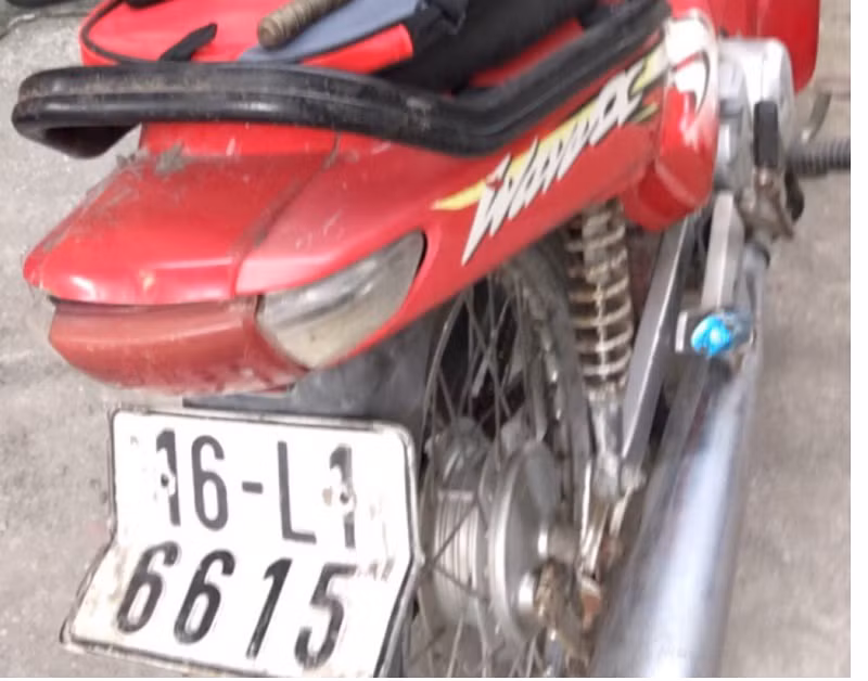 Phát hiện một khẩu súng cùng một lưỡi lê dài gần 50cm trong cốp xe vi phạm giao thông, ảnh: cttđt 