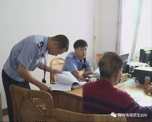 Ông Wu tại đồn cảnh sát. Ông Wu tại đồn cảnh sát. Ảnh: Xuehua.