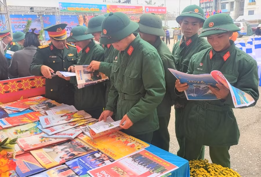 Hội báo thu hút đông đảo cán bộ chiến sĩ Trung đoàn 82.