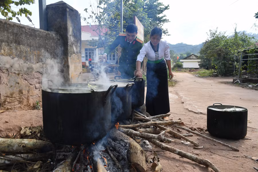 Những nồi bánh chưng đã nổi lửa. Những nồi bánh chưng đã nổi lửa.